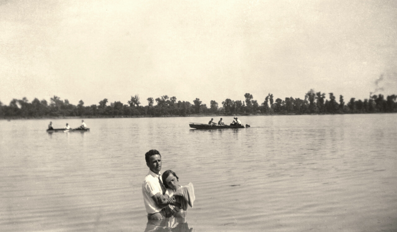伯兰罕弟兄1933年在俄亥俄河为Nanny Lou Sims施洗